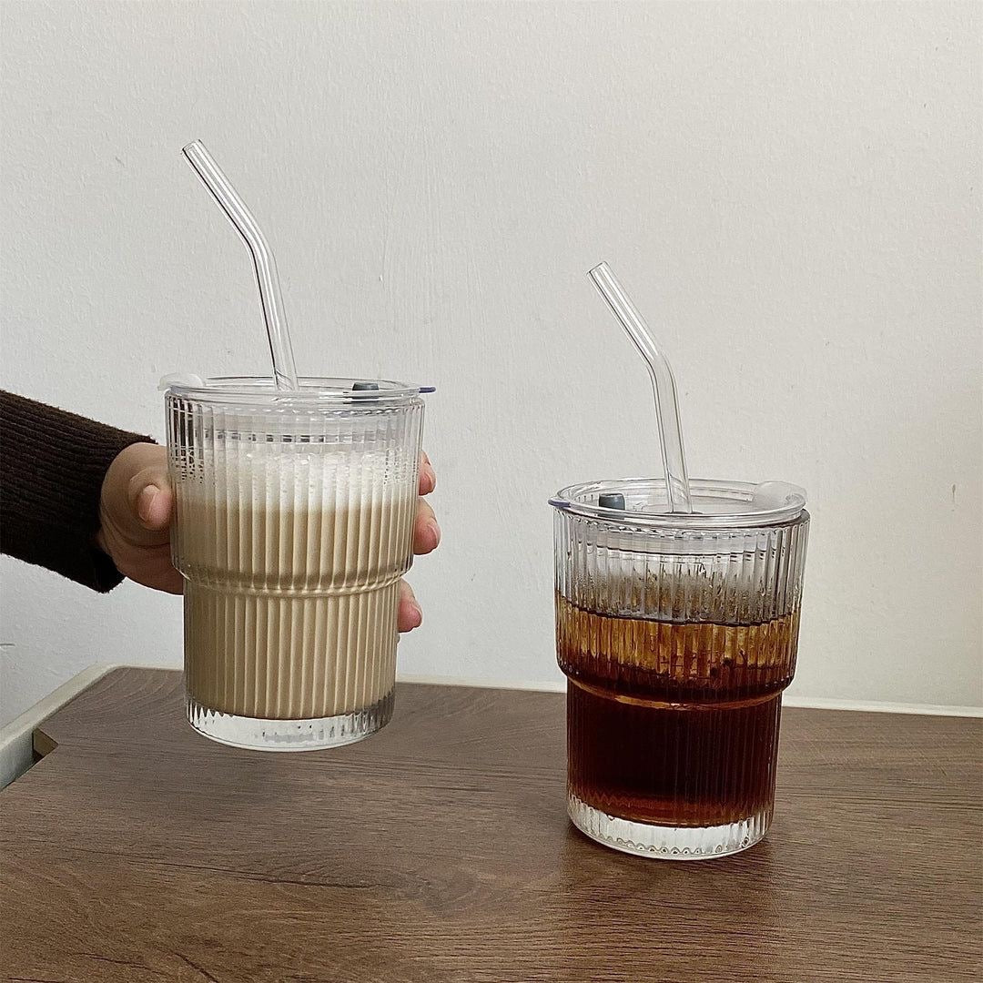 Aesthetisches Trinkglas mit Verschluss und wiederverwendbarer Glashalm