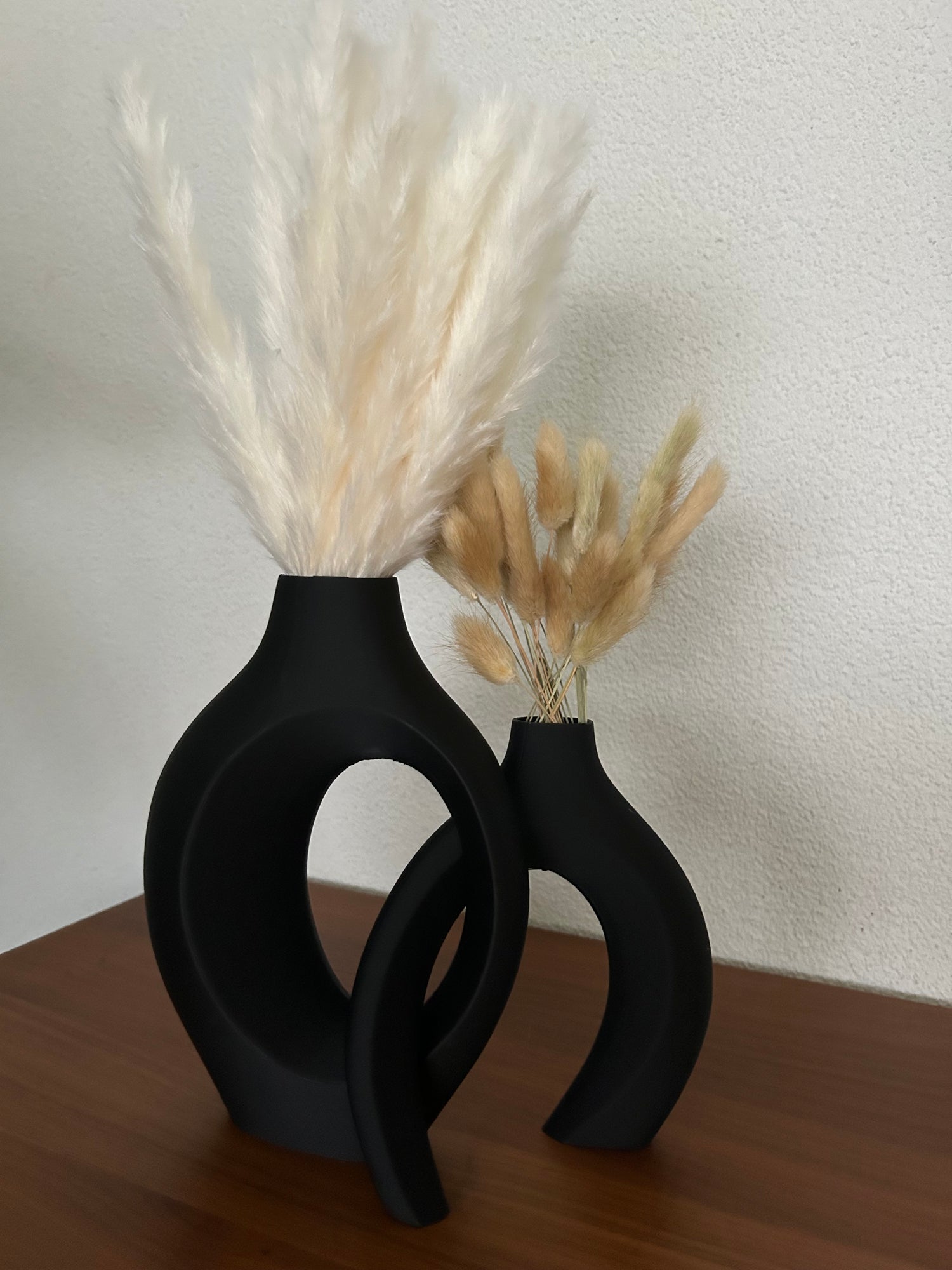 Elegante Skulpturvase Duo (2er Set) aus Kunststoff
